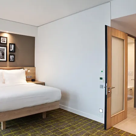 Hampton By Hilton Phoenix Hotel 3*