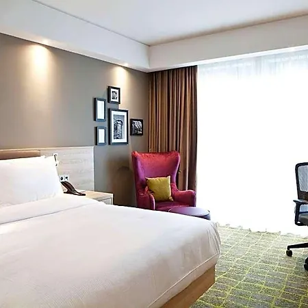 Hampton By Hilton Phoenix Hotel 3*